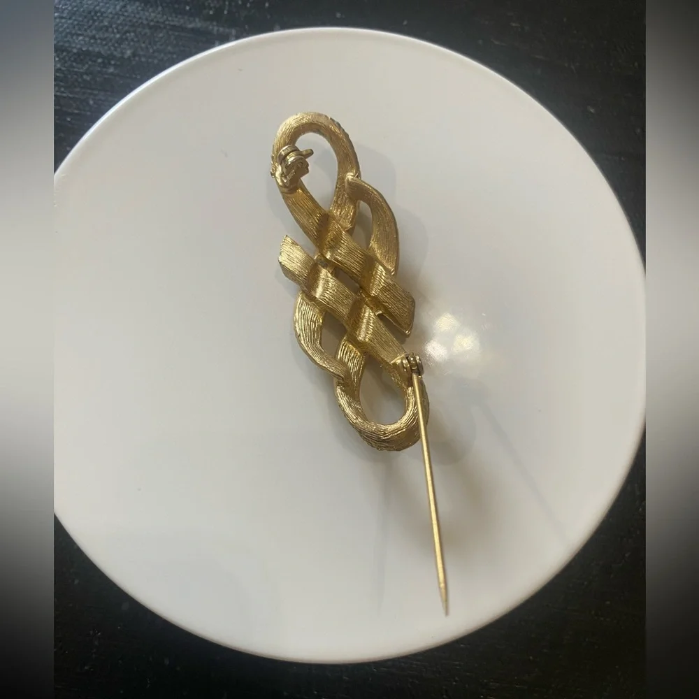 Vintage, ribbon-like brooch